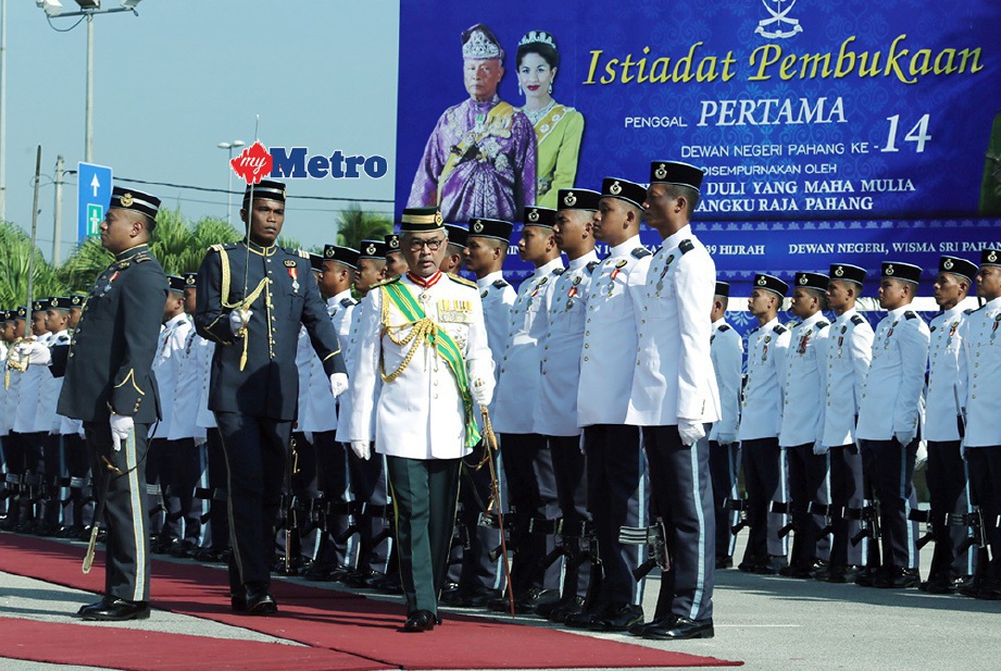 TENGKU Abdullah memeriksa perbarisan kehormat sempena perasmian Penggal Pertama Dewan Undangan Negeri Pahang Ke-14 di Wisma Sri Pahang. FOTO/ZULKEPLI OSMAN