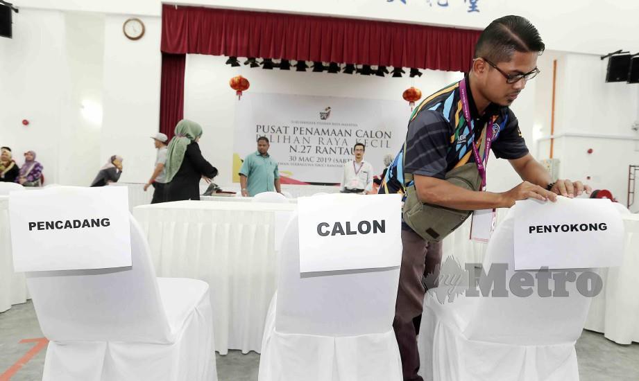 Urus Setia Pilihan Raya, Mohd Zamel Zulkafle menjalankan persiapan bagi proses penamaan calon PRK DUN Rantau. FOTO Saifullizan Tamadi