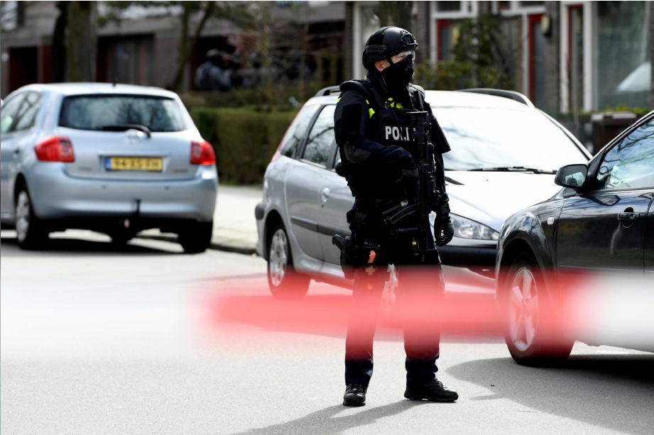 PASUKAN polis mengawal keadaan selepas  insiden tembakan di Belanda. FOTO Agensi 