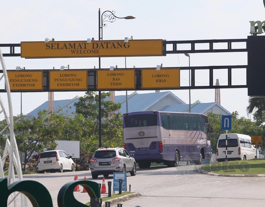 Bas yang membawa tahanan Imigresen yang positif COVID-19 diiringi kenderaan milik Jabatan Imigresen dilihat memasuki Taman Ekspo Pertanian Malaysia Serdang (MAEPS), Serdang.