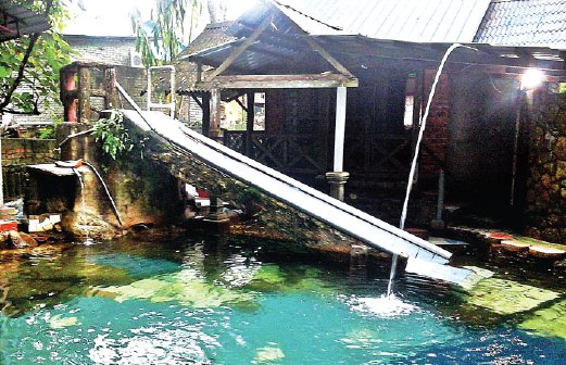 Chalet Siti Aminah di Salak Denai memiliki seni bina unik ala suasana kampung lengkap dengan kolam renang persendirian.