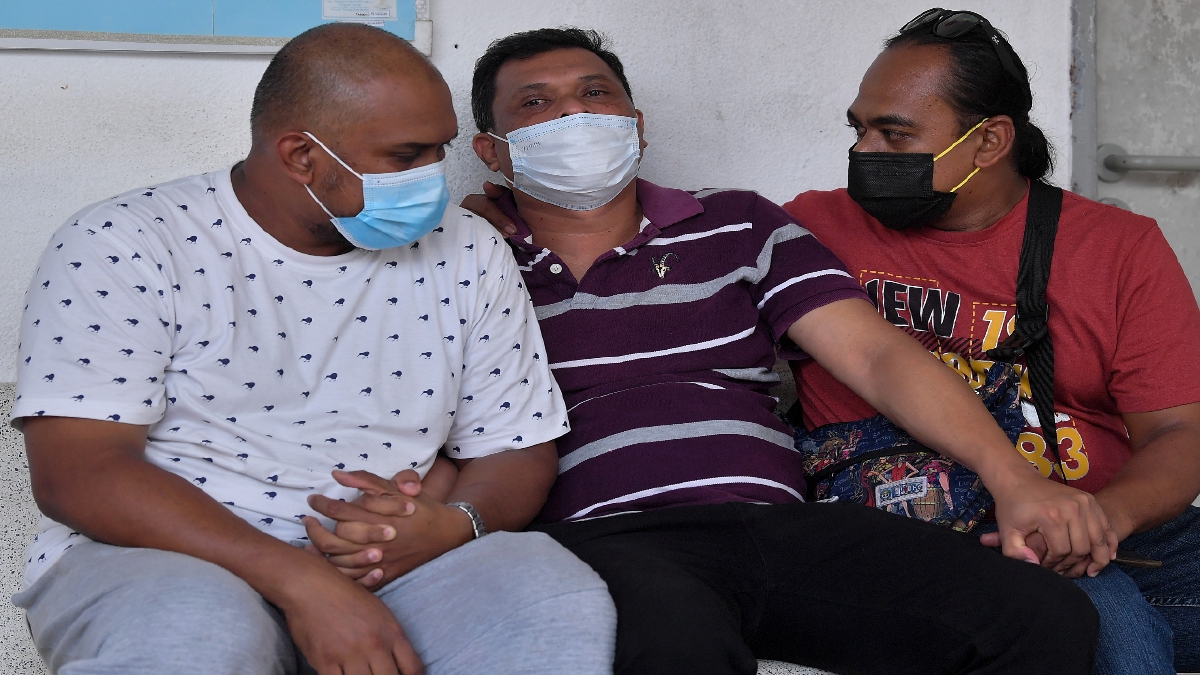 MOHD Ali Mohd Amin, 45 (tengah) ditenangkan ahli keluarga selepas membuat pengecaman mayat anaknya Muhammad Danial Danish di Unit Perubatan Forensik Hospital Sultan Haji Ahmad Shah hari ini. FOTO BERNAMA