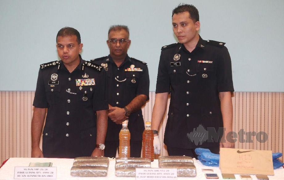 AYOB Khan (kiri) menunjukkan dadah yang dirampas. FOTO Mohd Azren Jamaludin