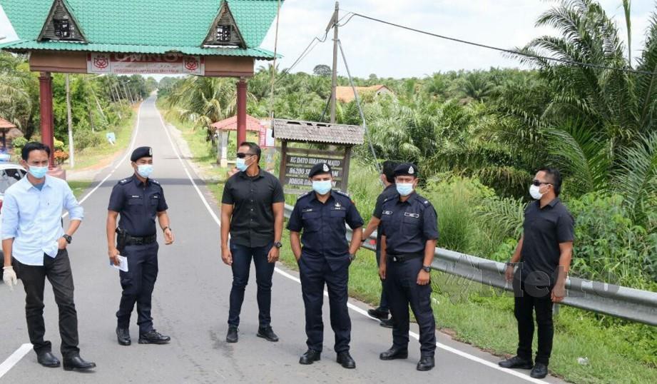 KETUA Polis Johor, Datuk Ayob Khan ketika membuat lawatan di kawasan Perintah Kawalan Pergerakan Diperketatkan (PKPD) di Kampung Datuk Ibrahim Majid dan Bandar Baru Datuk Ibrahim Majid. FOTO Ihsan Polis Johor