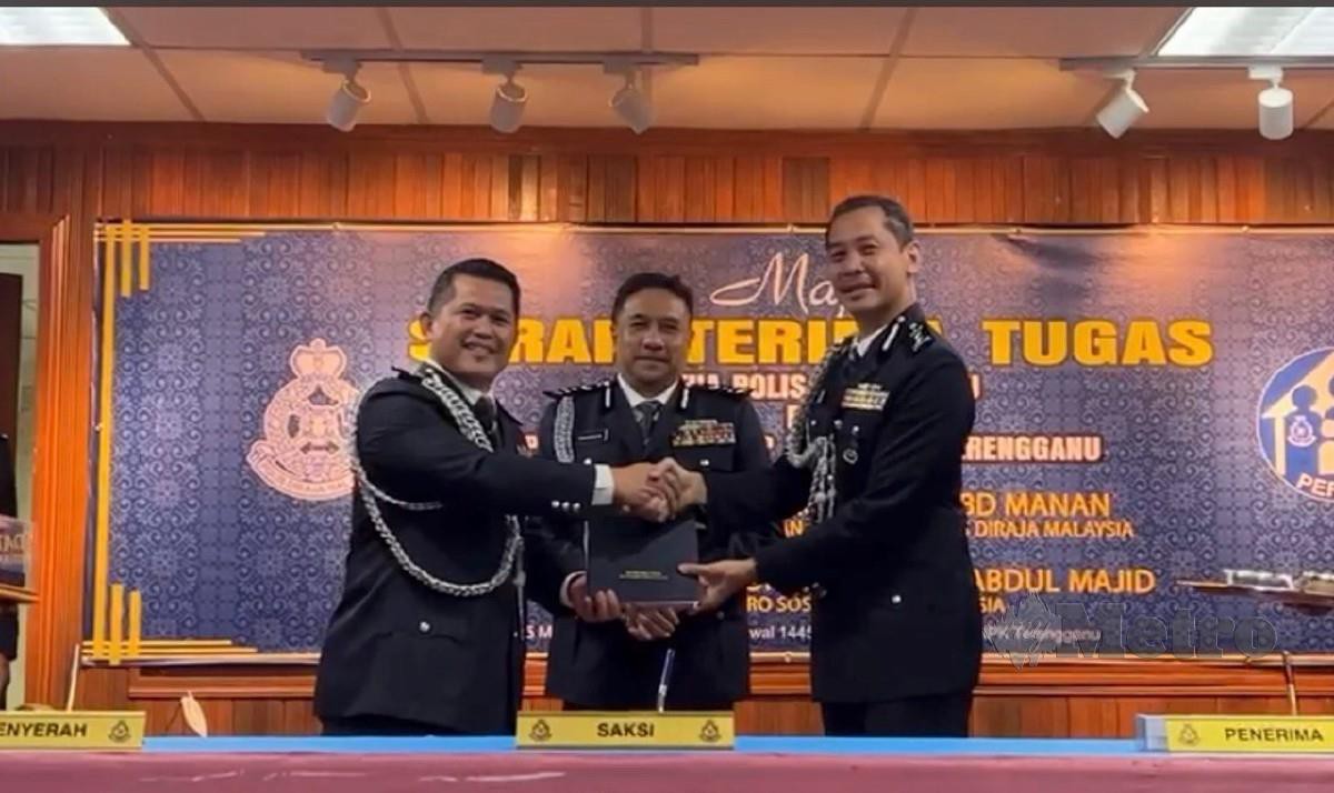 Sahabudin (tengah) menyaksikan Majlis Serah Terima Tugas Ketua Polis Terengganu yang baharu antara Mohd Khairi (kanan) dan Mazli. FOTO Zatul Iffah Zolkiply