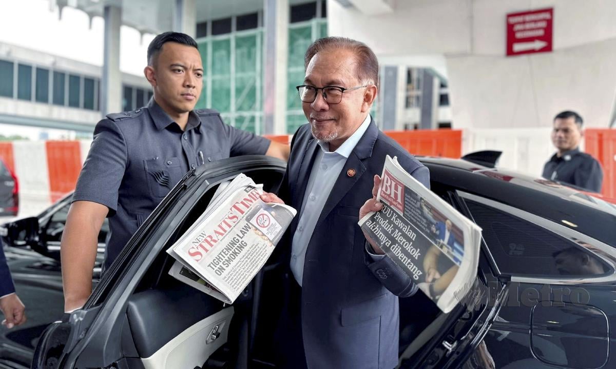 Perdana Menteri, Datuk Seri Anwar Ibrahim menerima akhbar percuma terbitan NSTP di Parlimen semalam. 