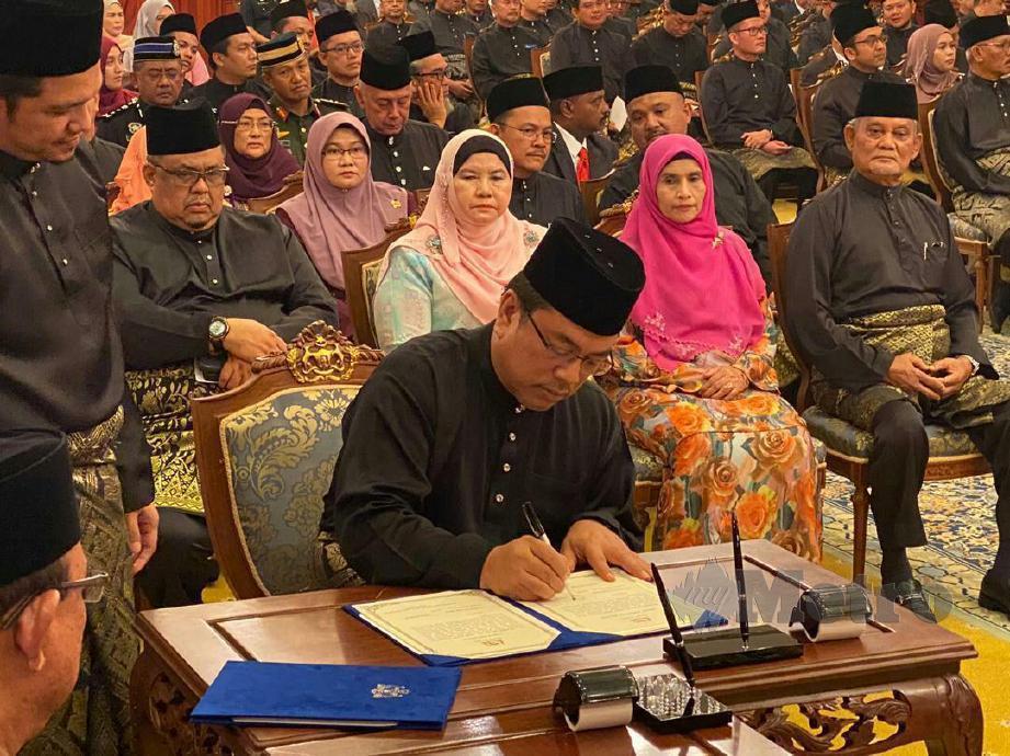 SULAIMAN menandatangani watikah selepas mengangkat sumpah sebagai Ketua Menteri Melaka ke-12, hari ini. FOTO Amir Mamat