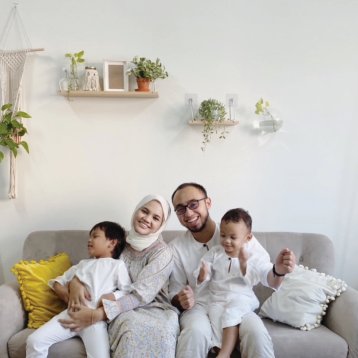 SHARIFAH Maisara bersama suami dan anak.