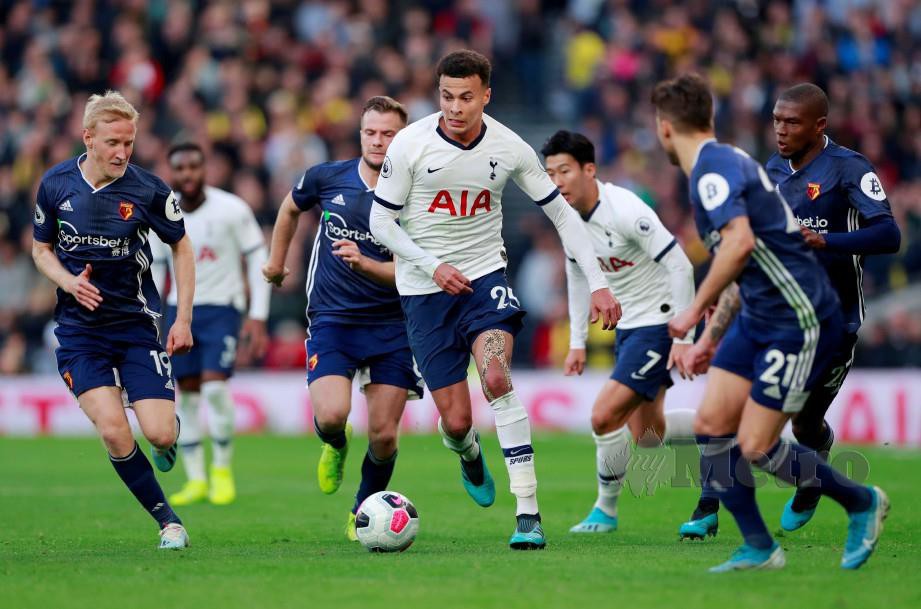 Aksi pemain Tottenham Hotspur, Dele Alli (tengah) ketika perlawanan berdepan Watford. FOTO Reuters