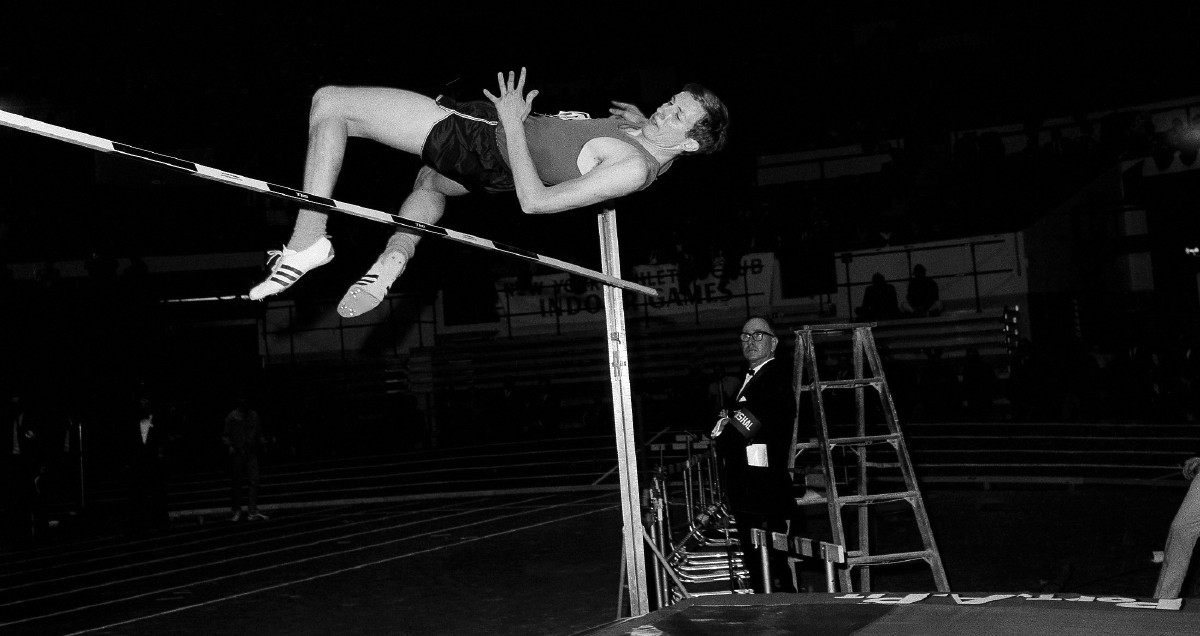 FOSBURY menjadi atlet lompat tinggi pertama menggunakan teknik lompatan ke belakang. FOTO AP 