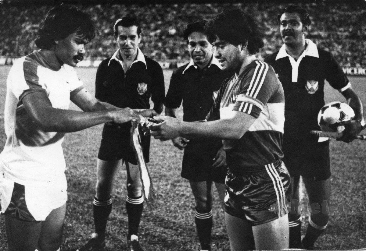 JOSEPH (kanan) akui penat untuk mengikut gerakan Maradona walaupun beliau hanya pembantu pengadil pada pertemuan Pilihan Selangor menentang Boca Juniors. FOTO NSTP 
