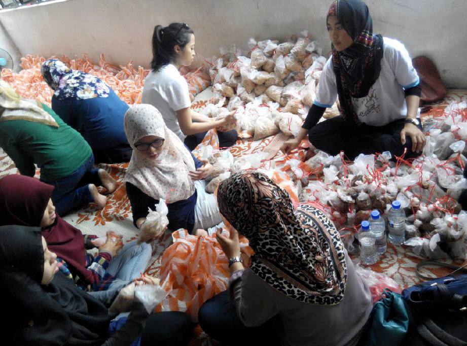 MEMBUNGKUS makanan untuk masyarakat Rohingya di Malaysia. FOTO Ihsan Noordiyana Farihah Mohamad Helmi