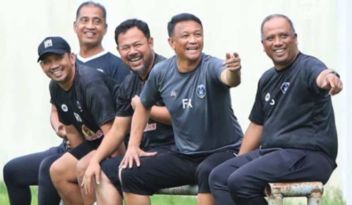 DOLLAH (kanan) bersama barisan kejurulatihan. FOTO Ihsan Sri Pahang FC