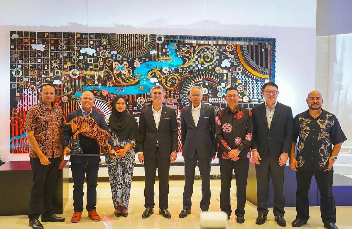 PAMERAN solo bertajuk Susey yang dirasmikan Menteri Pelaburan, Perdagangan dan Industri (Miti), Tengku Datuk Seri Zafrul Tengku Abdul Aziz (empat dari kiri) pada Februari lalu. 