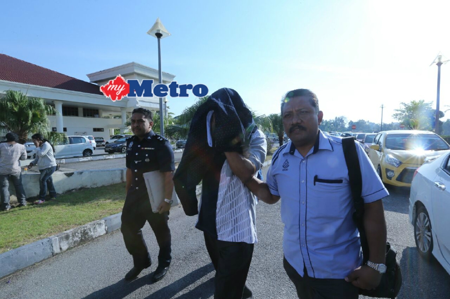 Abdullah Sani diiringi anggota polis untuk dihadapkan ke Mahkamah Sesyen Alor Setar atas tuduhan pecah amanah sebanyak RM246,600. FOTO Shahrizal Md Noor