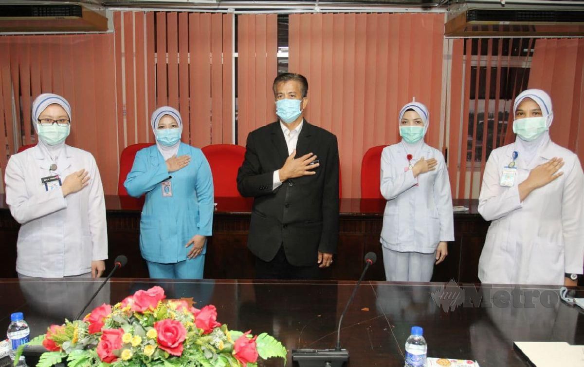 DR ZAINI (tengah) bersama dengan empat Jururawat dari Unit Rawatan Rapi (ICU) Hospital Raja Perempuan Zainab II (HRPZ II) yang akan ditugaskan ke Labuan, Sabah. FOTO NIK ABDULLAH NIK OMAR
