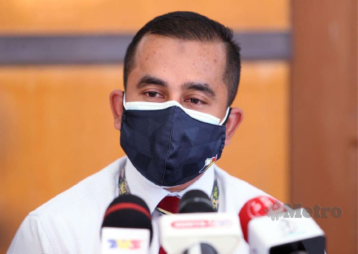 DR Mohd Zurairie pada sidang media ketika meninjau keadaan pesakit Covid-19 di PKRC Tanjung Chat. FOTO Nik Abdullah Nik Omar