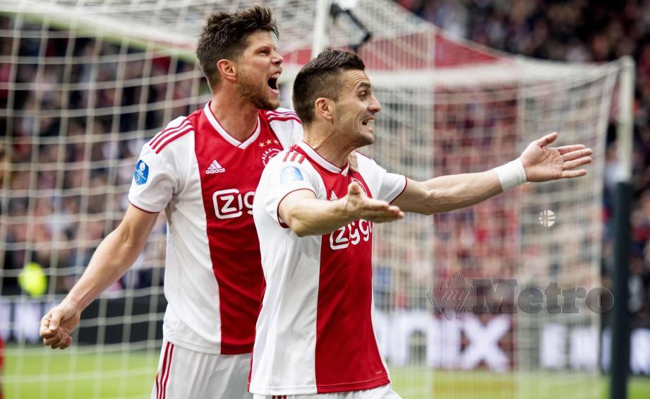 Pemain Ajax Dusan Tadic (tengah) dan Klaas Jan Huntelaar menjaringkan gol kemenangan. FOTO AFP.
