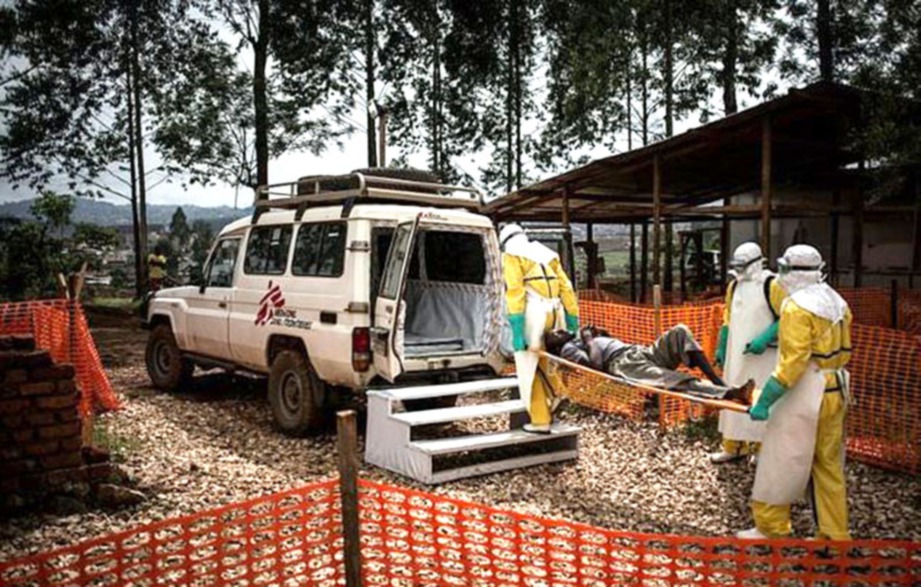 PEKERJA kesihatan mengalihkan pesakit dari pusat sokongan ke hospital di Butembo setelah disahkan bebas Ebola. Foto diambil sekitar November.