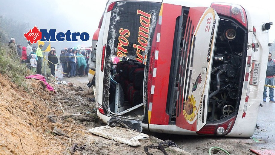 KEADAAN bas yang terlibat dalam kemalangan di  pergunungan Andes, Ecuador. FOTO/AFP 