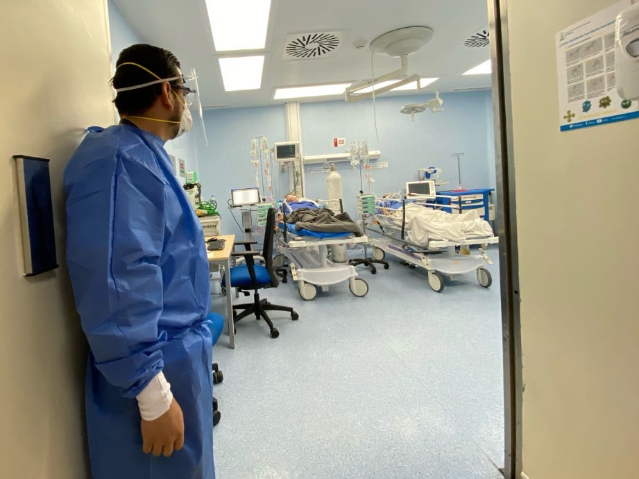 DOKTOR di sebuah hospital di Ecuador melihat pesakit Covid-19. FOTO AFP 