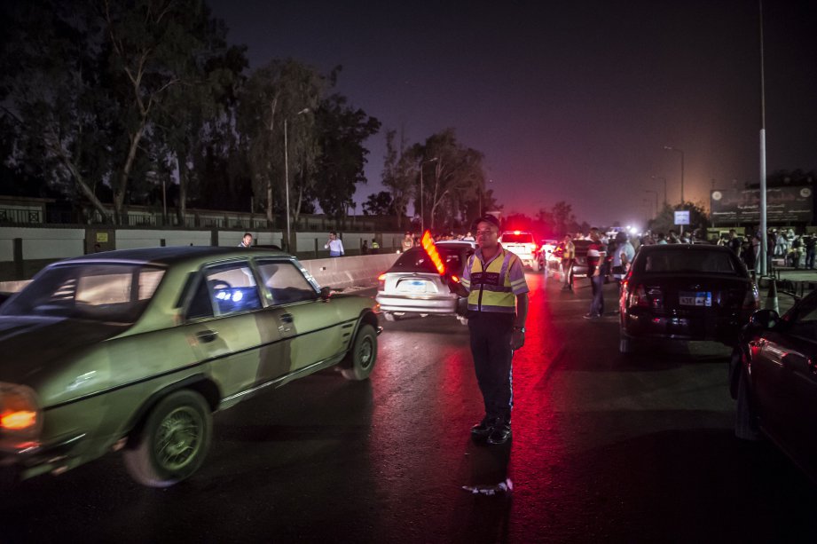 POLIS mengawal keadaan di luar lapangan terbang antarabangsa Kaherah. Foto/AFP 