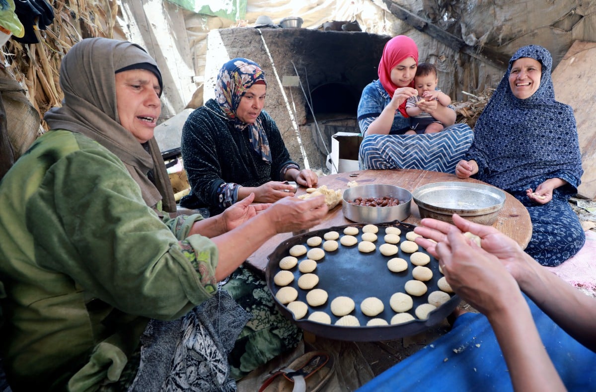 SEKUMPULAN wanita di Mesir menyediakan biskut tradisional Kahk, sempena Ramadan tahun ini. FOTO EPA 