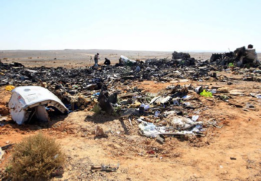 Serpihan bangkai pesawat Airbus 321 yang bertaburan di Semenanjung Sinai. - Foto EPA