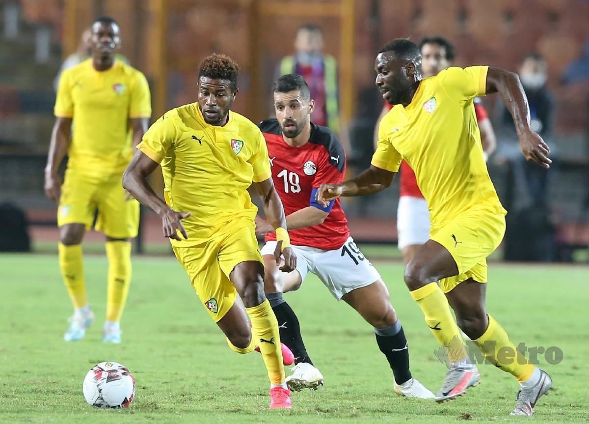 Pemain Mesir, Abdallah El Said (tengah) memberi tekanan kepada pemain Togo pada aksi Piala Negara Afrika. FOTO Agensi 