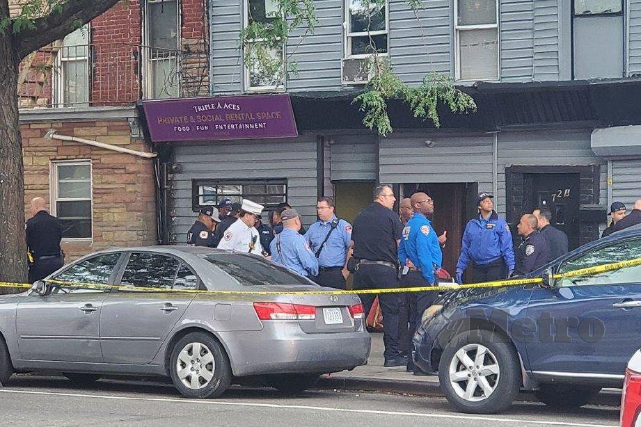 KEADAAN tempat kejadian tembakan di sebuah kelab di Brooklyn.