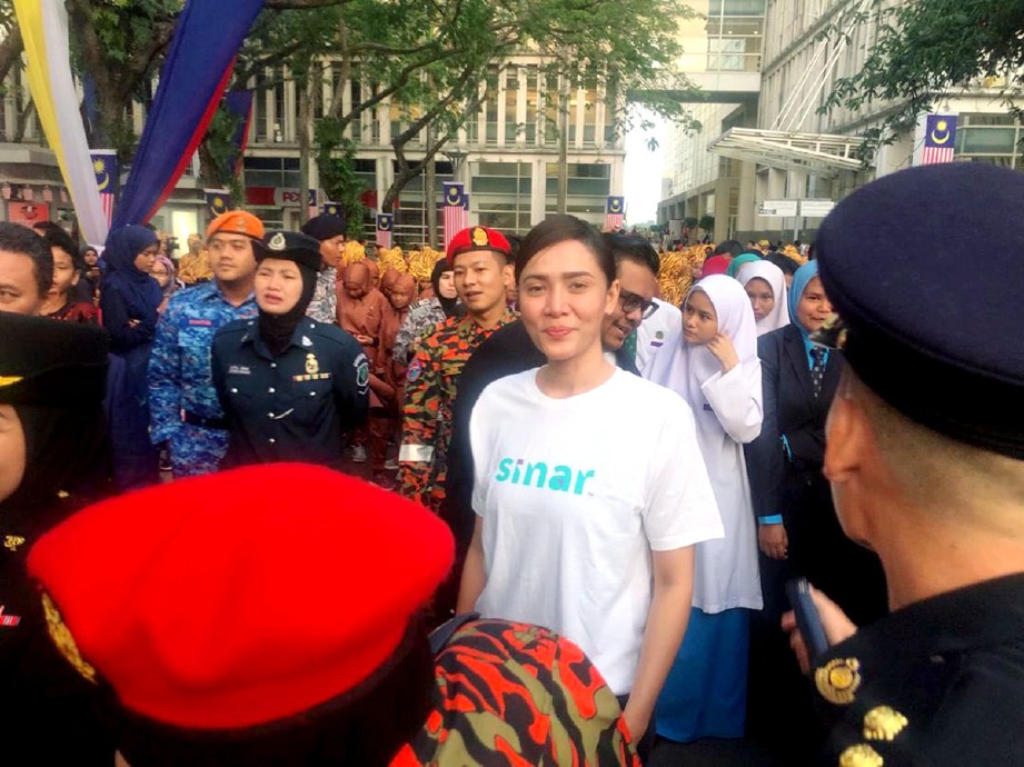 ELIZAD bersama 61 individu mewakili badan beruniform dan Badan Bukan Kerajaan sempena sambutan Hari Kemerdekaan ke-62 di Putrajaya, hari ini. FOTO Siti Elizad