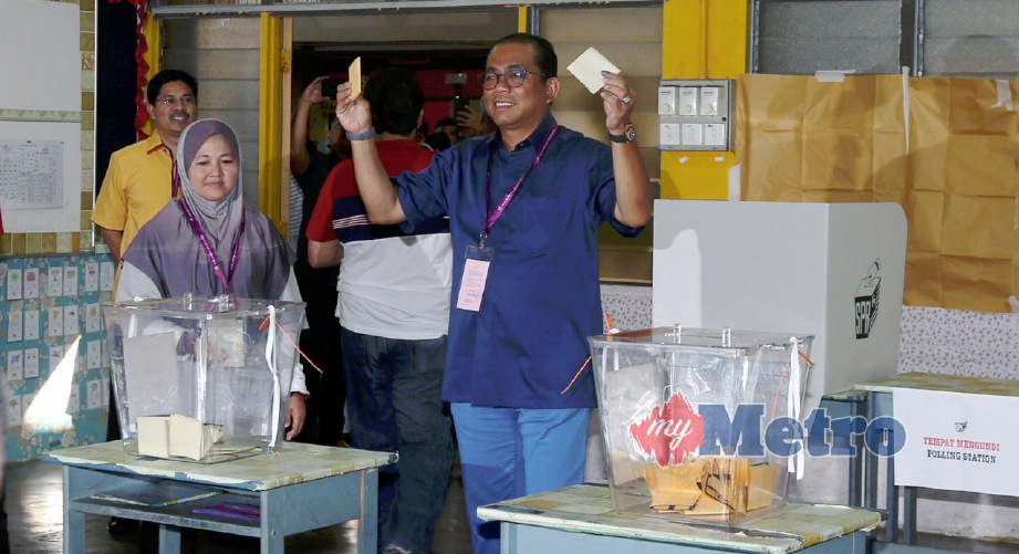 MOHAMED Khaled ketika mengundi di SK Taman Rinting 1, Pasir Gudang. FOTO Hairul Anuar Rahim