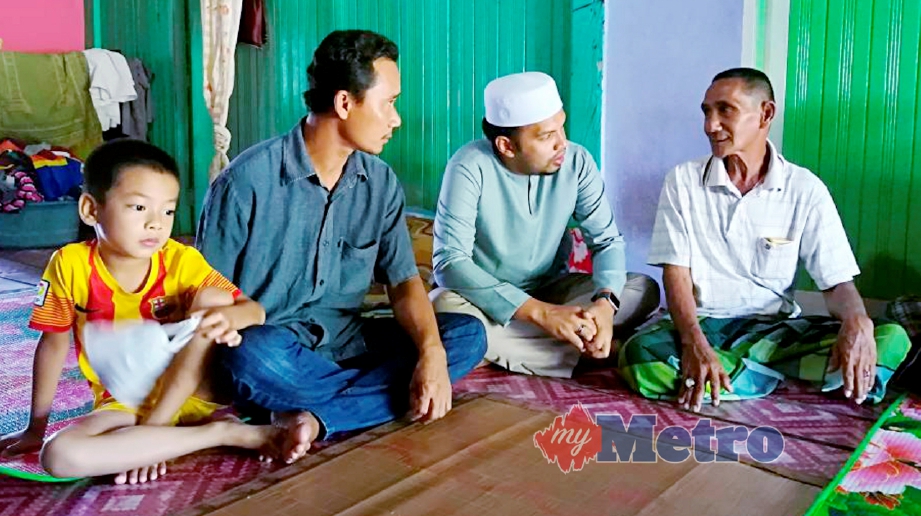 MOHAMAD Fareez (dua kanan) menziarahi keluarga di Kampung Madap, Kota Bharu, 2 Mei lalu. FOTO Betty Subaryati