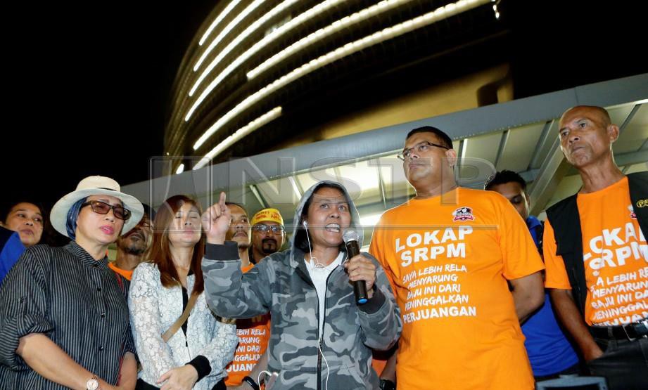 ELLIE Suriaty Omar bersama sebahagian penyokong Datin Seri Rosmah Mansor menyampaikan ucapan ketika berkumpul untuk menunjukkan solidariti penahanan beliau di luar bangunan SPRM, Putrajaya. FOTO Aizuddin Saad