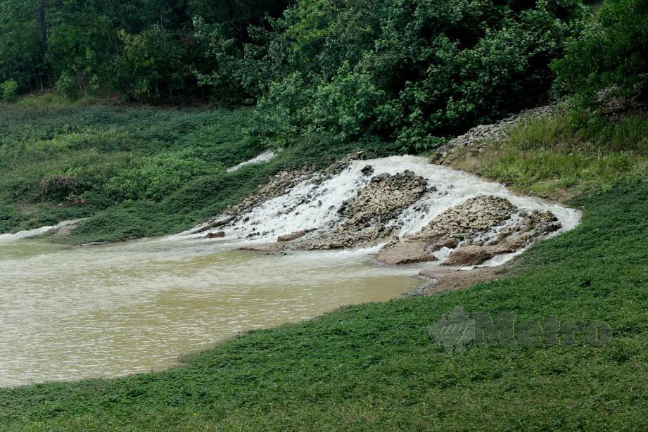 Air mentah dipam dari Sungai Muar melalui paip sepanjang 73 kilometer memasuki Empangan Durian Tunggal, Melaka pada dua hari lalu. Foto Khairunisah Lokman