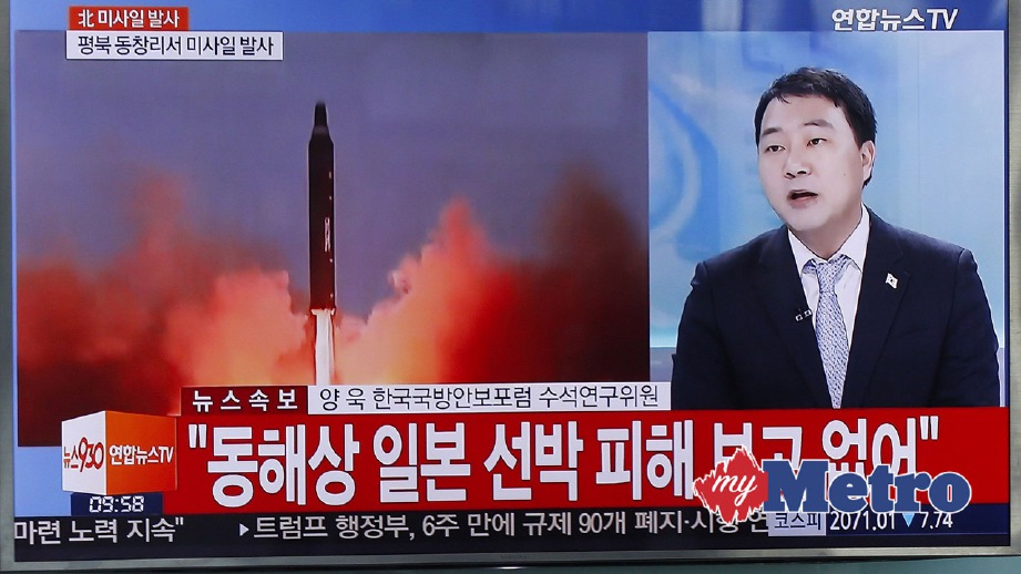 MEDIA Korea Selatan menyiarkan laporan pelancaran empat peluru berpandu Korea Utara. FOTO EPA