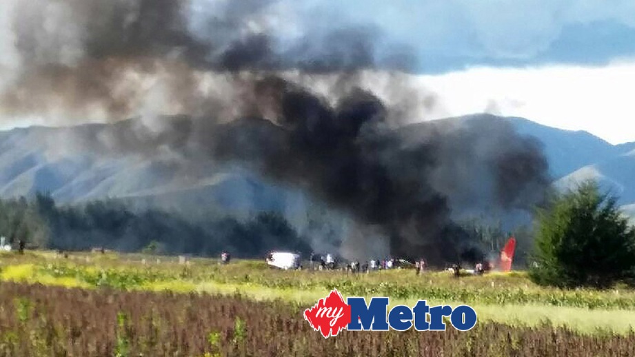 PESAWAT yang terbakar ketika mendarat. FOTO EPAPERUVIAN NATIONAL POLICE / HANDOUT