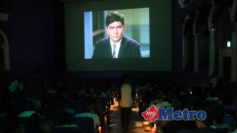 ORANG ramai menonton filem Bollywood,  'Mera Naam Joker' di New Delhi. FOTO EPARAJAT GUPTA