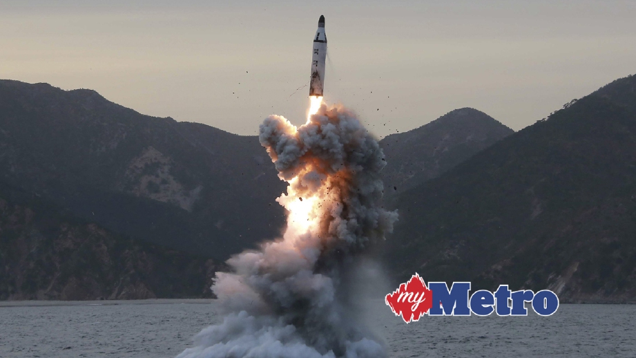 UJIAN pelancaran peluru berpandu dari kapal selam di Korea Utara, tahun lalu. FOTO EPA. KCNA