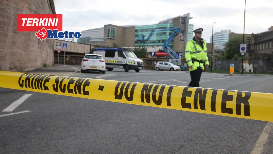 ANGGOTA polis berhampiran Arena MAnchester selepas serangan yang mengorbankan 22 orang. FOTO EPA