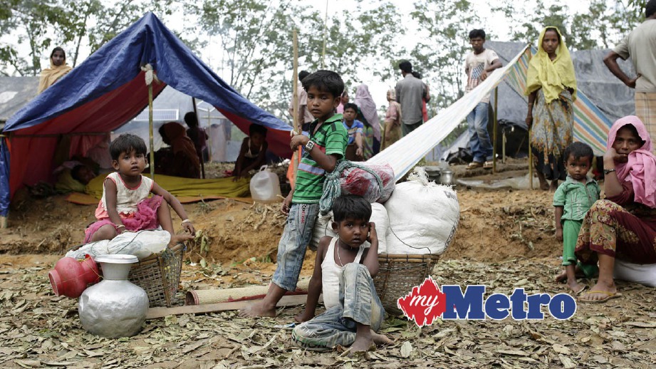 KELUARGA Rohingya di hadapan penginapan di kem pelarian di Ukhiya, Cox's Bazar, Bangladesh. FOTO EPA