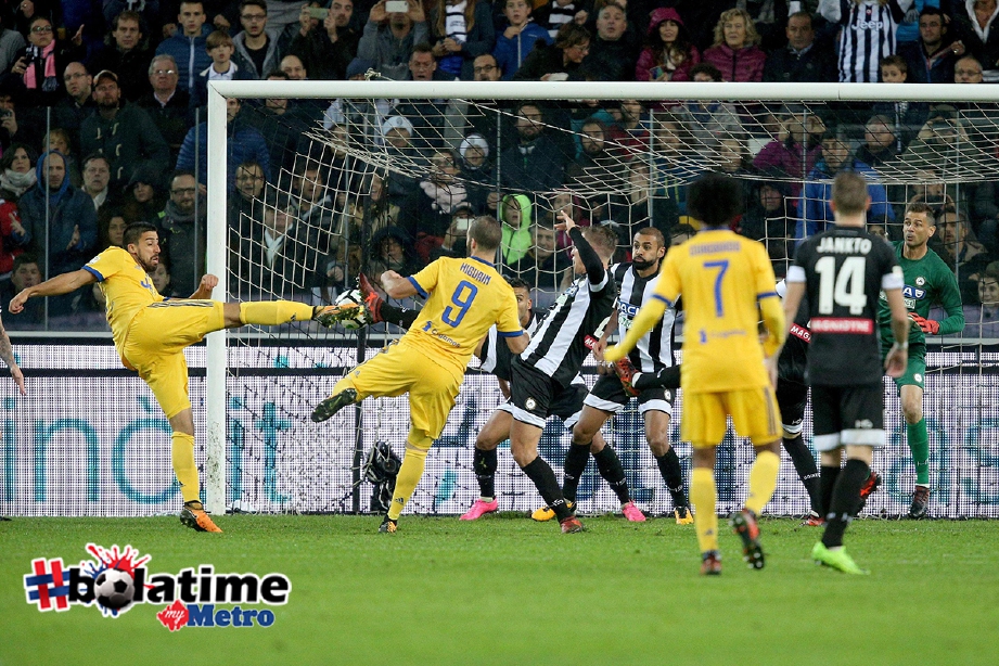 KHEDIRA (kiri) jaring gol kelima Juventus ketika berdepan Udinese. -Foto EPA