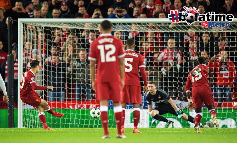 COUTINHO (kiri) jaring gol pembukaan Liverpool. -Foto EPA