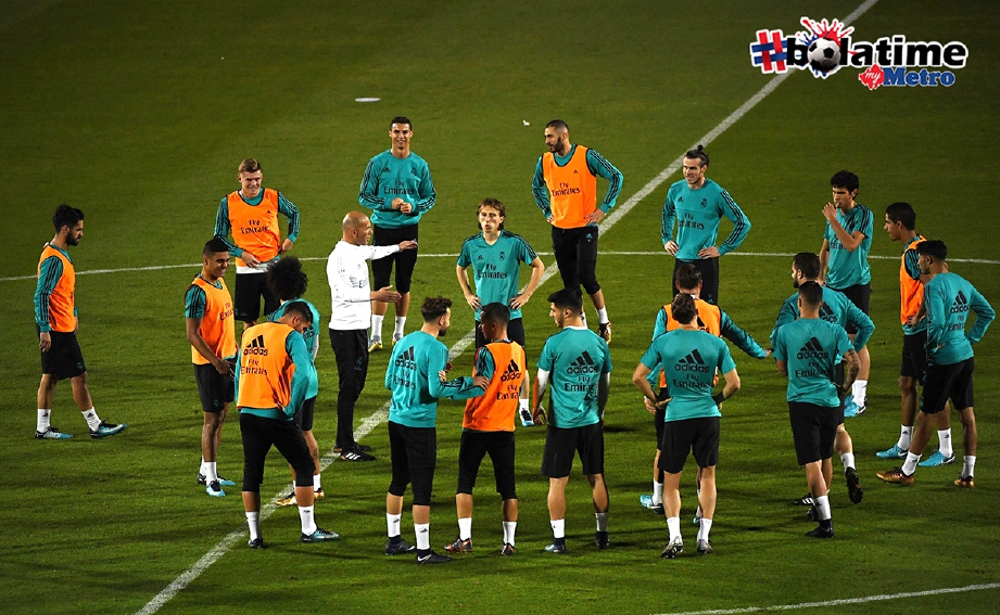 ZIDANE (tengah) beri arahan kepada pemain semasa sesi latihan Real Madrid. -Foto EPA