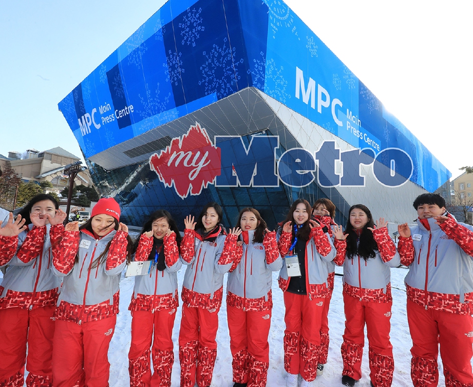 ANTARA sukarelawan Olimpik Musim Sejuk yang siap sedia menanti kejohanan bermula. -Foto EPA