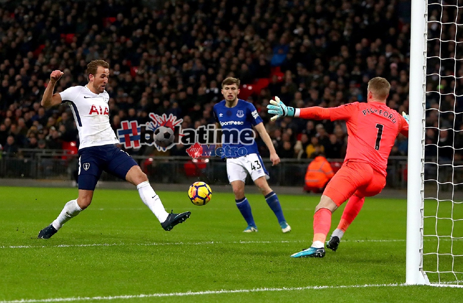 Kane (kiri) jaring gol kedua Tottenham ketika menentang Everton. -Foto EPA
