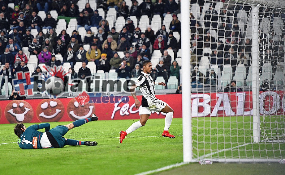 COSTA (kanan) jaring gol tunggal Juventus ketika menentang Genoa. -Foto EPA 
