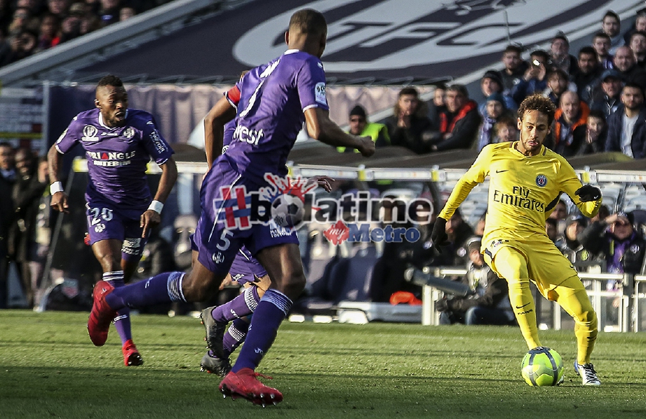 NEYMAR (kanan) jaring gol tunggal perlawanan PSG menentang Toulouse. -Foto EPA