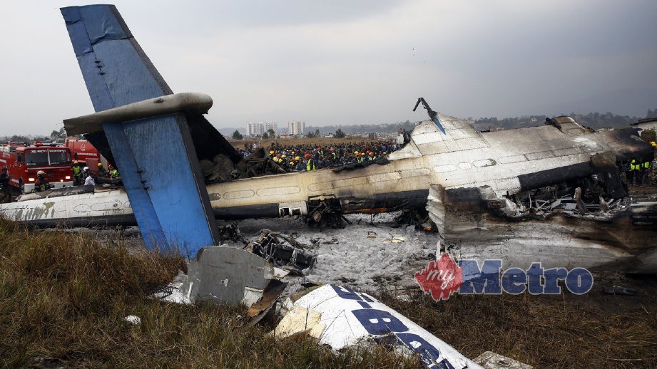 PESAWAT US-Bangla terhempas ketika mendarat. FOTO EPA