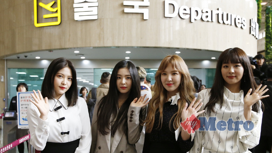 KUMPULAN Red Velvet sedia berlepas ke Korea Utara dari Lapangan Terbang Antarabangsa Incheon. FOTO EPA